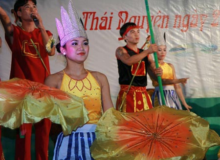 Kim Anh biễu diễn trên sân khấu trong một cuộc thi văn nghệ tại Trại giam Phú Sơn 4. Ảnh: Hà Anh