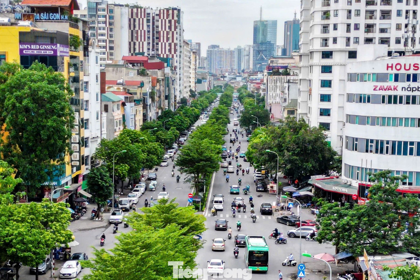 Đây là khu vực tập trung nhiều tòa nhà văn phòng lớn, bệnh viện, trường học và trung tâm dịch vụ, với mật độ người làm việc và di chuyển mỗi ngày ước tính lên đến gần 10.000 người. Hai bên đường, lượng xe ra vào từ các bãi gửi, chung cư và tòa nhà càng khiến tình hình giao thông thêm phức tạp.