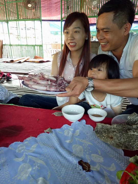 Du khách đổ về các bãi tắm ở Hà Tĩnh ảnh 1