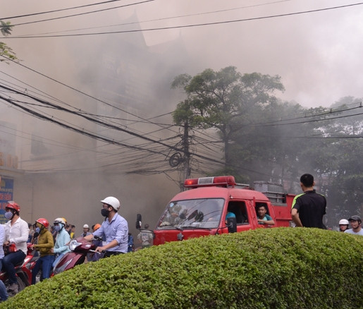 Cơn mưa rào xuất hiện khi cửa hàng đệm Kymđan bị cháy ảnh 1