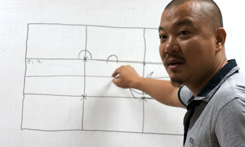 Chủ nhiệm CLB Tia Chớp Hồng Vĩnh trao đổi xử lý bố cục ảnh