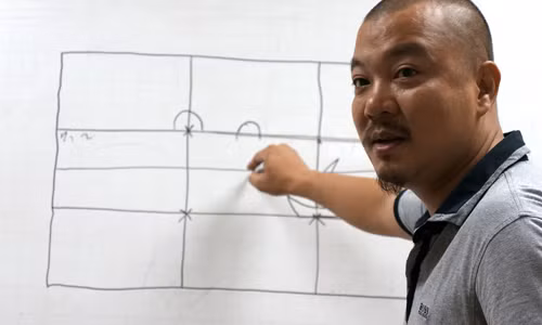 Chủ nhiệm CLB Tia Chớp Hồng Vĩnh trao đổi xử lý bố cục ảnh