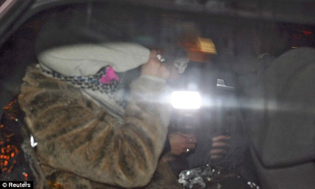 Mẹ của Mohammad Merah trùm kín đầu khi đến trụ sở cảnh sát tại Toulouse