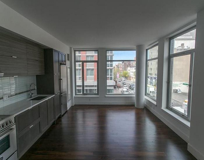 2 năm trước, BFC đã ký hợp đồng với những người đang thuê tòa nhà Mars Bar, trong đó có điều khoản nói đến việc những căn hộ mới có giá thuê chỉ 10 USD/tháng và miễn thuế hoàn toàn