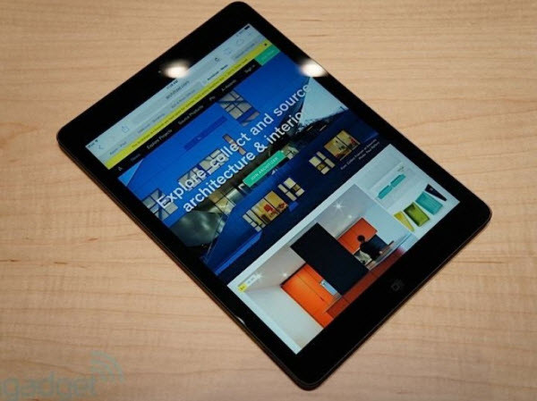 iPad Air vẫn sở hữu màn hình 9,7 inch với độ phân giải 2048 x 1536 pixel, song viền hai bên mỏng hơn 43% so với bản cũ cùng thiết kế tương tự iPad mini