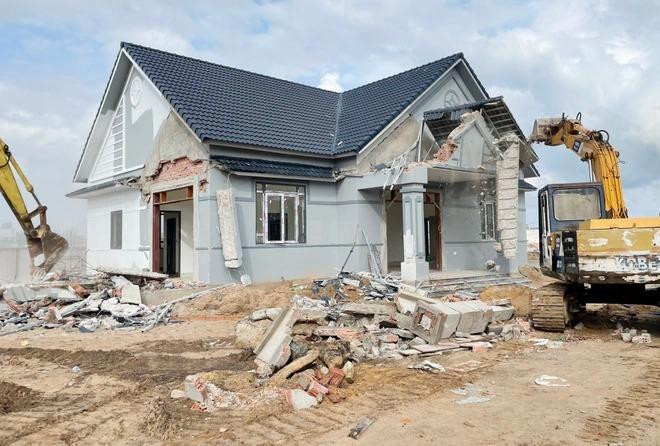 Cơ quan chức năng tháo dỡ căn nhà xây trái phép ở Phú Quốc. Ảnh: Zing