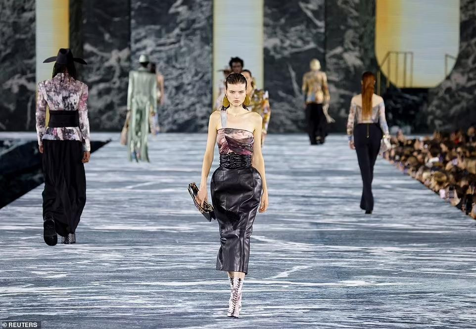 Balmain tổ chức show tại sân vận động Jean-Bouin ở phía tây Paris - nơi vốn dành cho các trận đấu bóng bầu dục lớn thay vì sàn diễn thời trang. Không giống những thương hiệu cao cấp khác hạn chế số lượng khách mời, Balmain bán ra hơn 10.000 vé vào cửa tạo ra đám đông chen chúc. Nhà mốt còn sắp xếp các màn biểu diễn văn nghệ và phục vụ ăn uống.