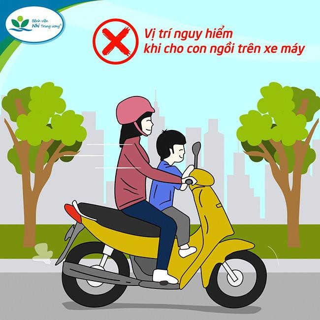 Vị trí nguy hiểm khi cho trẻ ngồi trên xe máy. Vị trí nguy hiểm khi cho trẻ ngồi trên xe máy.