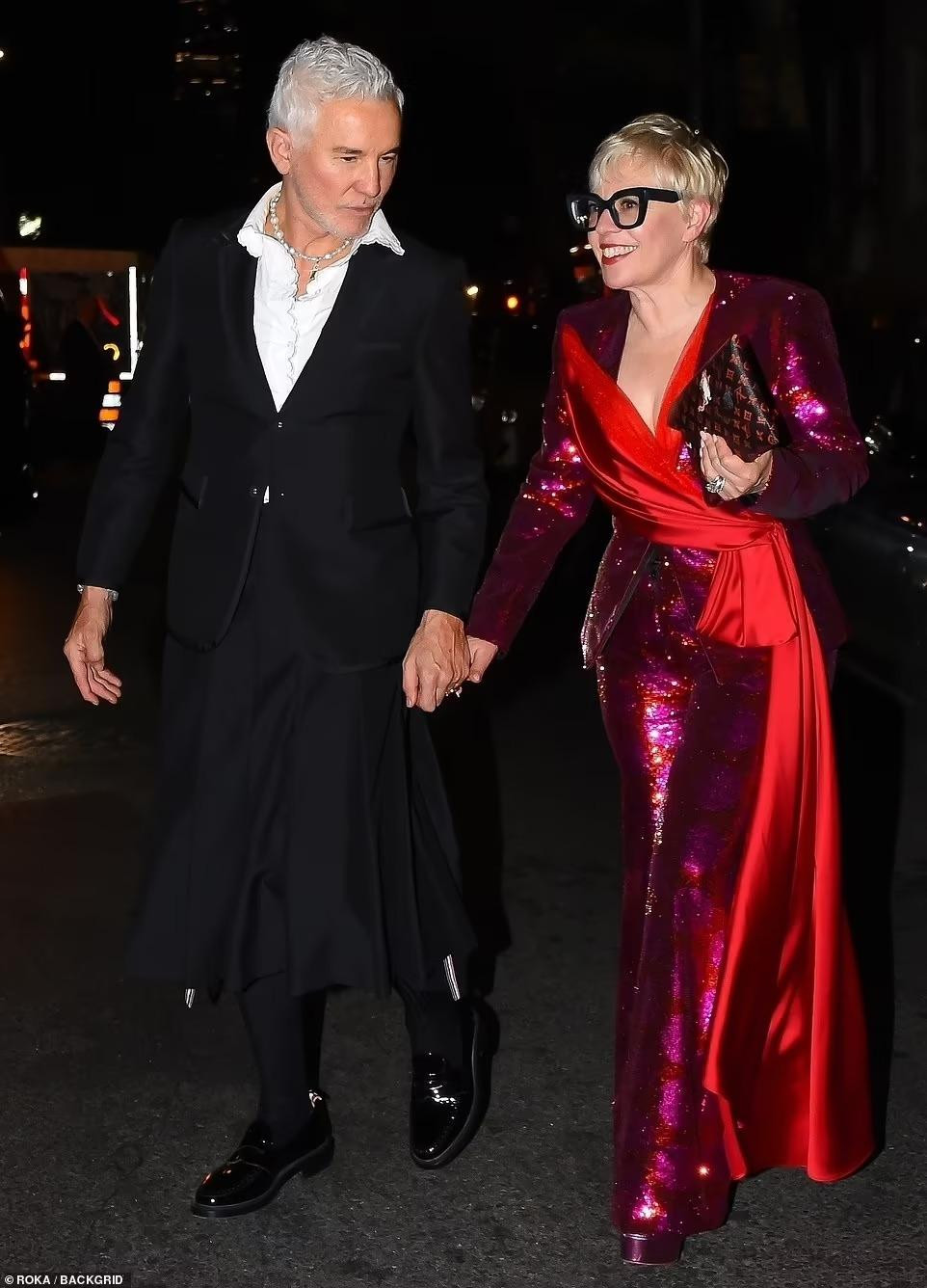 Nhà làm phim Elvis Baz Luhrmann và vợ, nhà thiết kế trang phục trong phim Catherine Martin. Nhà làm phim Elvis Baz Luhrmann và vợ, nhà thiết kế trang phục trong phim Catherine Martin.