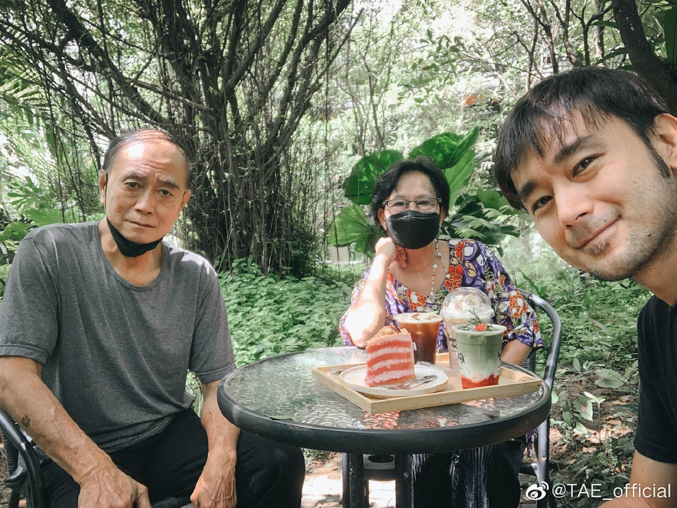 Đường Thần Vũ đăng ảnh chụp cùng bố mẹ trên trang cá nhân. Ảnh: Weibo. Đường Thần Vũ đăng ảnh chụp cùng bố mẹ trên trang cá nhân. Ảnh: Weibo.