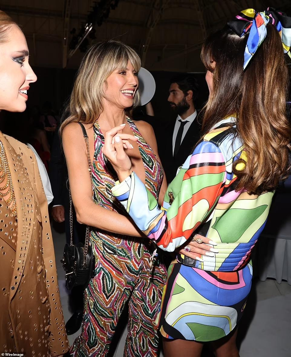 Heidi Klum trở thành người mẫu của hãng Victoria&apos;s Secret từ năm 1997 và rời đi vào năm 2010. Cô giữ trọng trách là đội trưởng đội thiên thần và dẫn dắt lớp đàn em Adriana Lima, Alessandra Ambrosio, Karolina Kurkova, Miranda Kerr... Trong khi đó, Alessandra gắn bó với hãng nội y từ năm 2000 đến 2017. Ảnh: Wire Images.