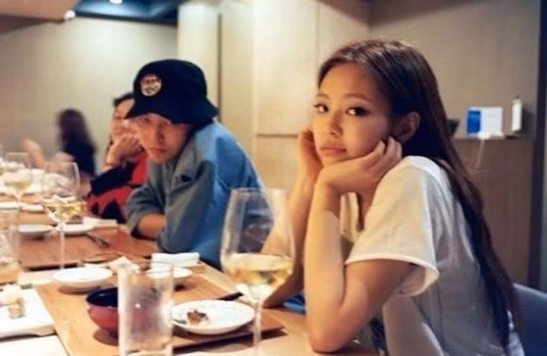 G-Dragon và Jennie đều là nghệ sĩ của YG Entertainment. Hai người bị đồn yêu nhau vào năm 2021 và đã chia tay. Ảnh: Kyung Hyang. G-Dragon và Jennie đều là nghệ sĩ của YG Entertainment. Hai người bị đồn yêu nhau vào năm 2021 và đã chia tay. Ảnh: Kyung Hyang.
