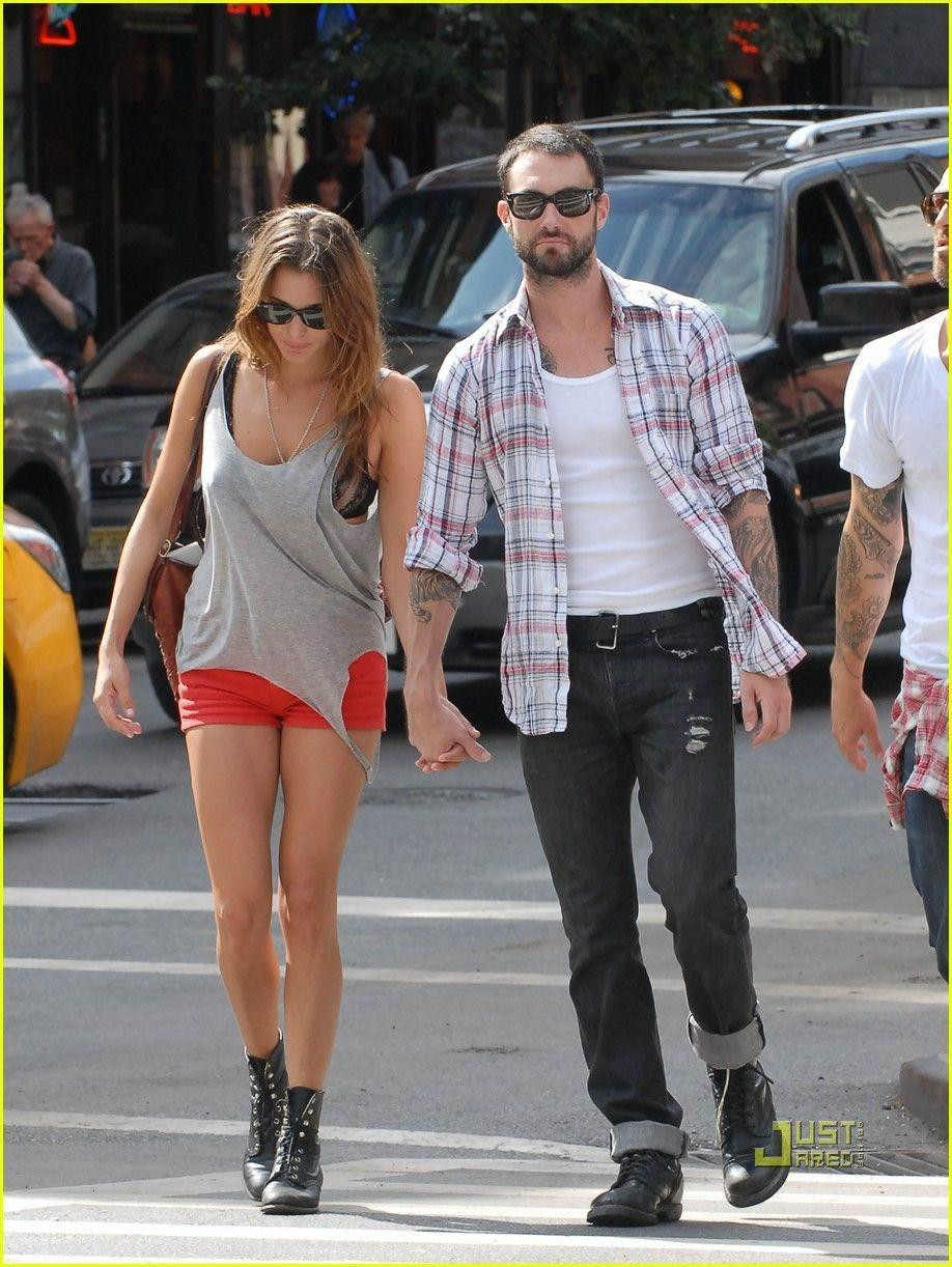 Chủ nhân hit Payphone cùng người mẫu kiêm diễn viên Angela Bellotte bị bắt gặp nắm tay nhau vào giữa năm 2009. Tháng 9 cùng năm, họ cùng lên chuyến bay từ Los Angeles đến New York. Chưa đầy một năm sau, cuộc tình này tan vỡ. Chủ nhân hit Payphone cùng người mẫu kiêm diễn viên Angela Bellotte bị bắt gặp nắm tay nhau vào giữa năm 2009. Tháng 9 cùng năm, họ cùng lên chuyến bay từ Los Angeles đến New York. Chưa đầy một năm sau, cuộc tình này tan vỡ.