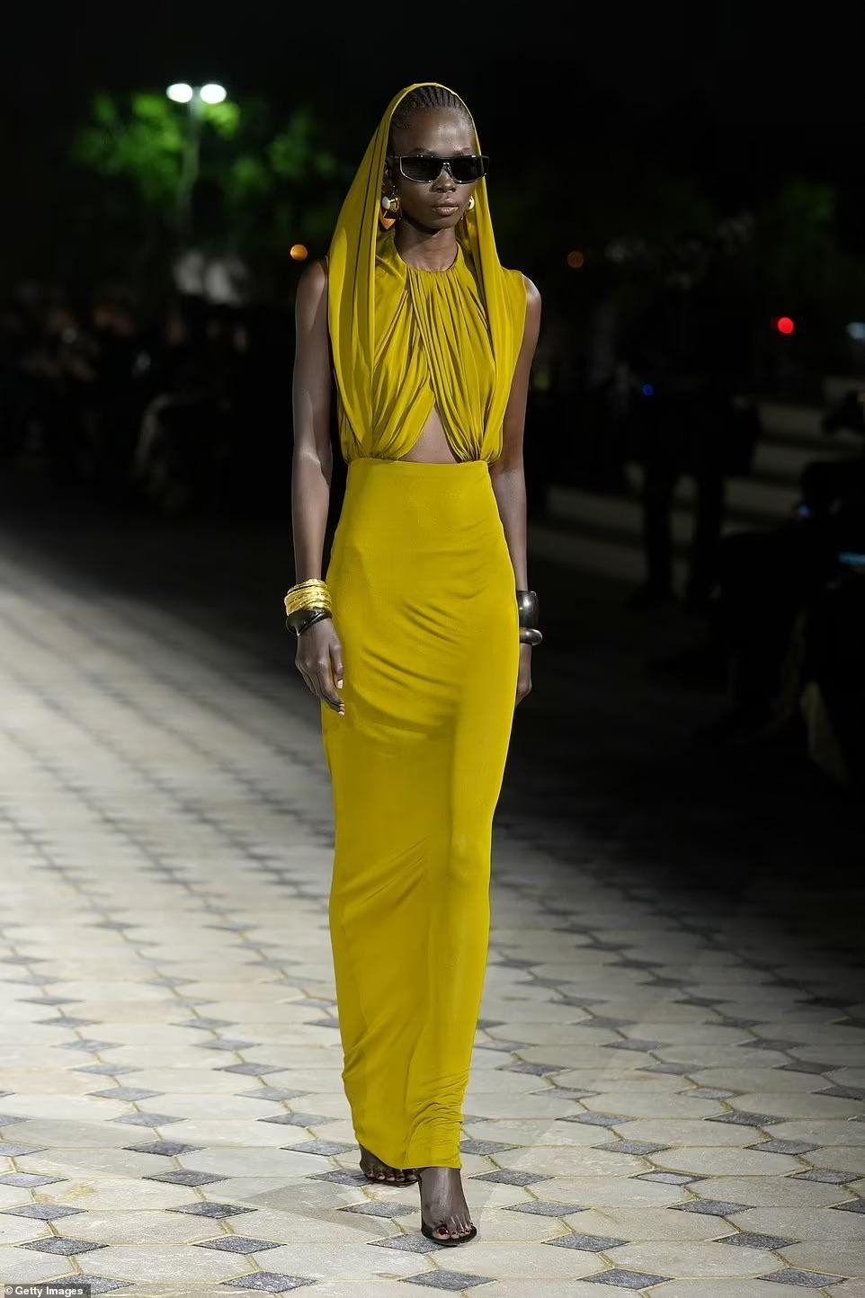 Người mẫu trình diễn thiết kế trong bộ sưu tập mới của YSL. Đây là thương hiệu thời trang cao cấp hàng đầu của Pháp được thành lập bởi Yves Saint Laurent và cộng sự Pierre Bergé vào năm 1961.