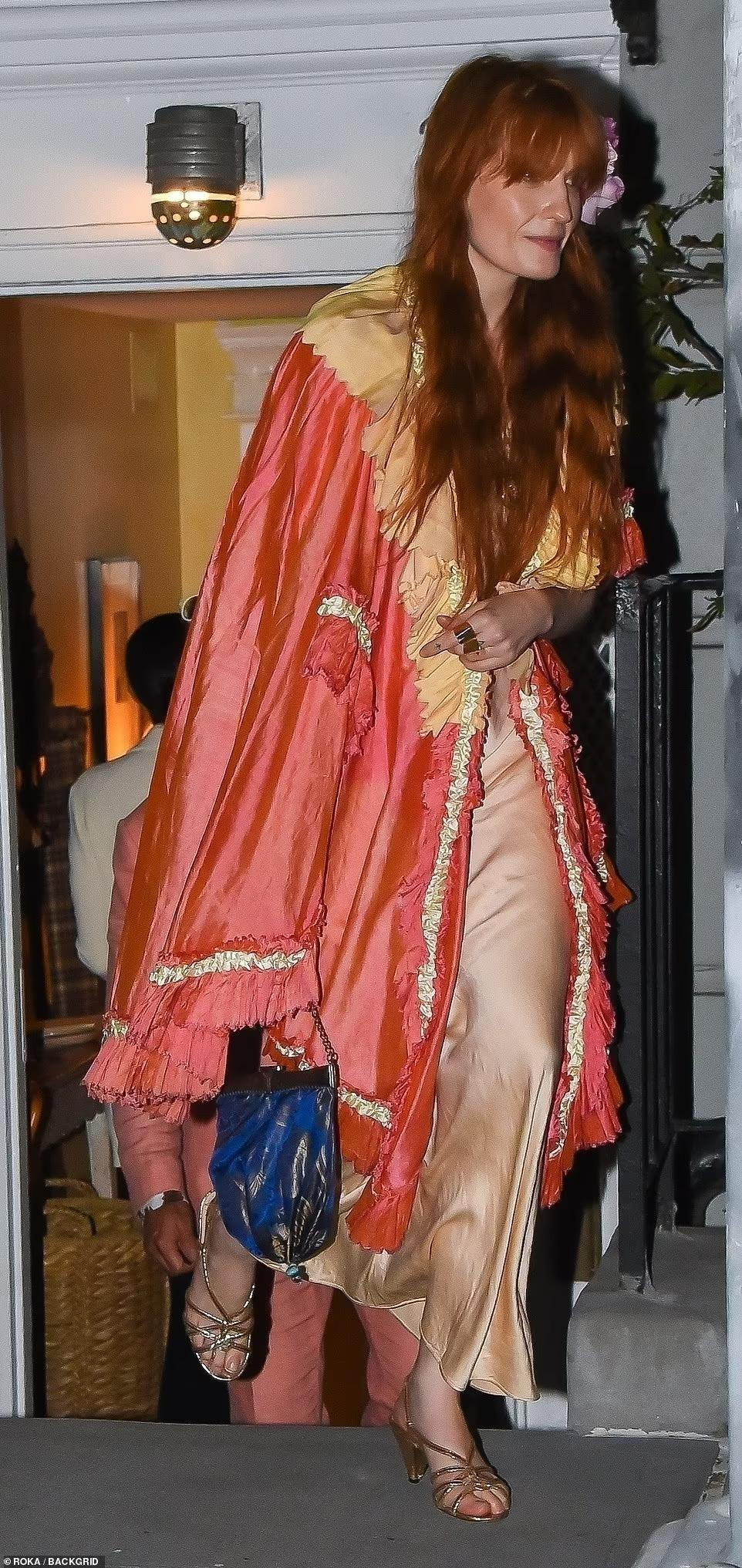 Nữ ca sĩ người Anh Florence Welch cũng được nhìn thấy rời khỏi nhà bà Wintour. Nữ ca sĩ người Anh Florence Welch cũng được nhìn thấy rời khỏi nhà bà Wintour.