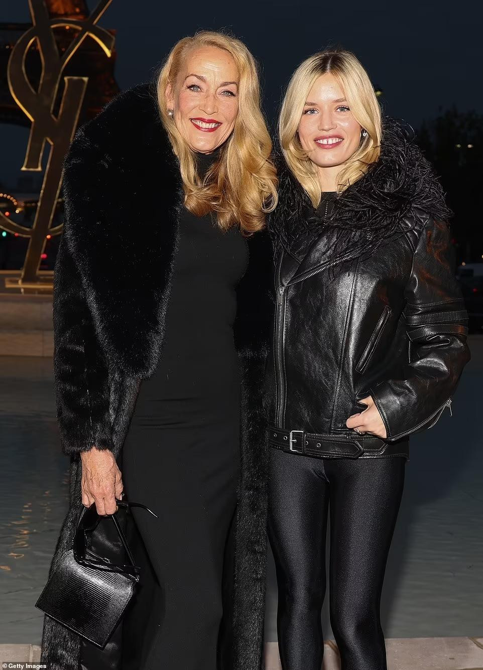 Siêu mẫu 66 tuổi Jerry Hall và con gái Georgia May Jagger cũng chọn trang phục đen. Theo Daily Mail, hầu hết khách mời dự show diễn chọn màu đen để tôn vinh cố Nữ hoàng Elizabeth II.