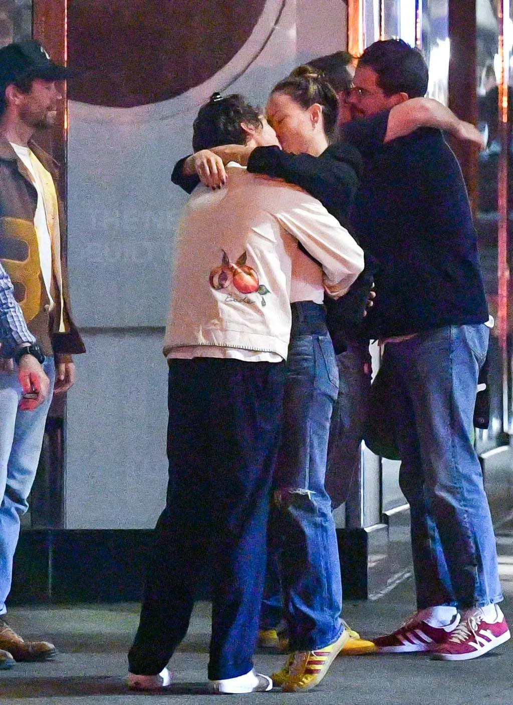 Harry Styles và Olivia Wilde ôm hôn nhau trên phố. Ảnh: TheImageDirect.com. Harry Styles và Olivia Wilde ôm hôn nhau trên phố. Ảnh: TheImageDirect.com.