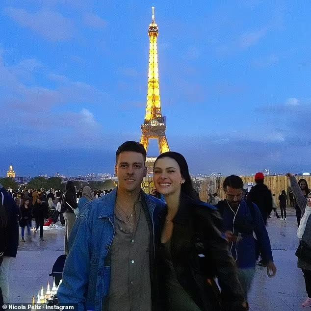 Nicola vui vẻ thăm quan tháp Eiffel cùng hai anh trai. Ảnh: Instagram.