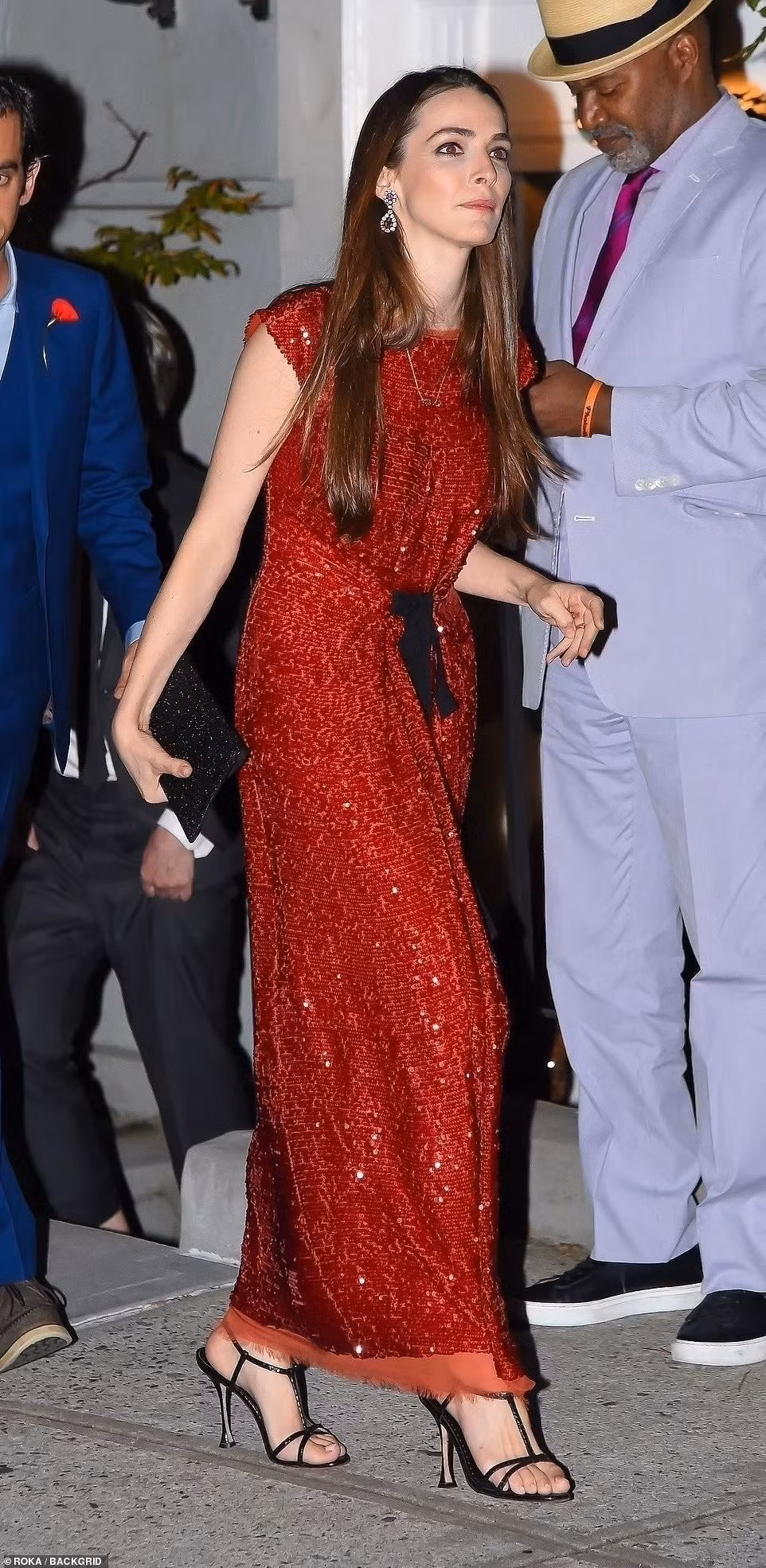 Con gái của bà Wintour, nhà sản xuất phim Bee Shaffer, nổi bật trong chiếc váy dạ hội màu đỏ đính sequin lấp lánh.