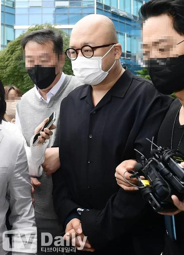 Don Spike nhận tội và xin lỗi trước báo giới khi đến trình diện tại Tòa án Quận phía Bắc Seoul. Ảnh: TV Daily.