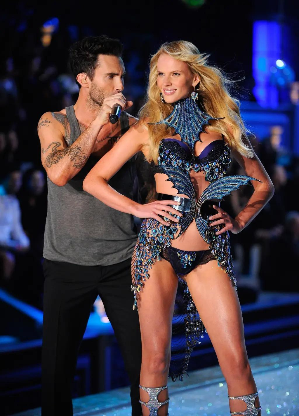 Adam Levine gặp gỡ siêu mẫu nội y người Nga Anne Vyalitsyna tại bữa tiệc của tạp chí áo tắm Sports Illustrated Swimsuit Issue vào năm 2010. Trong chương trình Victoria's Secret Fashion Show vào tháng 11/2011, khi hát trên sàn catwalk, Adam đã trao cho bạn gái nụ hôn má ngọt ngào. Người đẹp sinh năm 1986 cũng xuất hiện trong MV Misery của Maroon 5 vào năm 2010. Tháng 4/2012, Vyalitsyna thông báo chia tay trên tạp chí People. Adam Levine gặp gỡ siêu mẫu nội y người Nga Anne Vyalitsyna tại bữa tiệc của tạp chí áo tắm Sports Illustrated Swimsuit Issue vào năm 2010. Trong chương trình Victoria's Secret Fashion Show vào tháng 11/2011, khi hát trên sàn catwalk, Adam đã trao cho bạn gái nụ hôn má ngọt ngào. Người đẹp sinh năm 1986 cũng xuất hiện trong MV Misery của Maroon 5 vào năm 2010. Tháng 4/2012, Vyalitsyna thông báo chia tay trên tạp chí People.