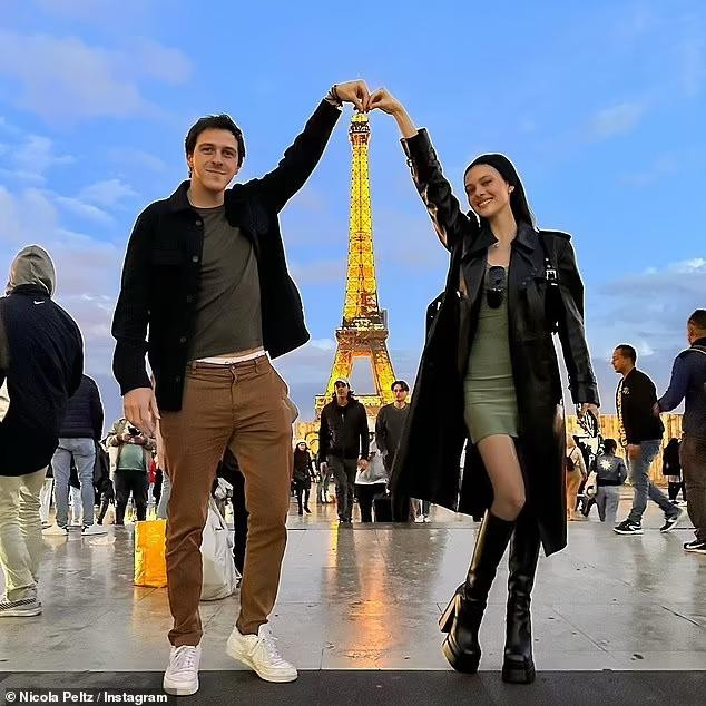 Nicola vui vẻ thăm quan tháp Eiffel cùng hai anh trai. Ảnh: Instagram.