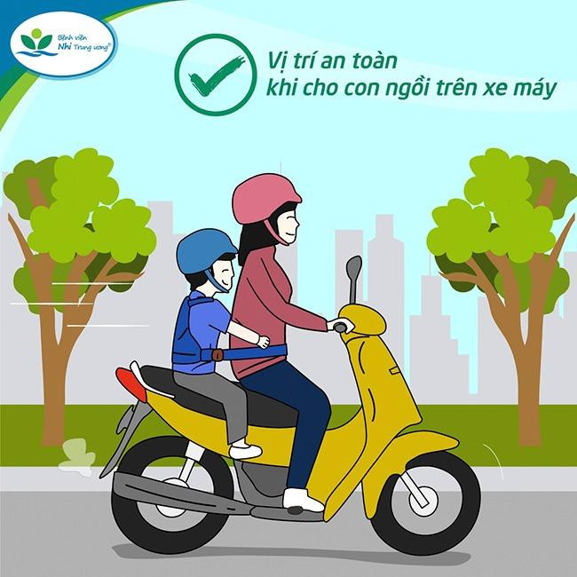 Vị trí an toàn hơn cả là cho trẻ ngồi sau lưng người lái và có địu/dây đai chằng chắc chắn nối bé với người lái. Tuyệt đối không để trẻ ngồi ở yên sau một mình mà không có vật giữ cố định. Vị trí an toàn hơn cả là cho trẻ ngồi sau lưng người lái và có địu/dây đai chằng chắc chắn nối bé với người lái. Tuyệt đối không để trẻ ngồi ở yên sau một mình mà không có vật giữ cố định.
