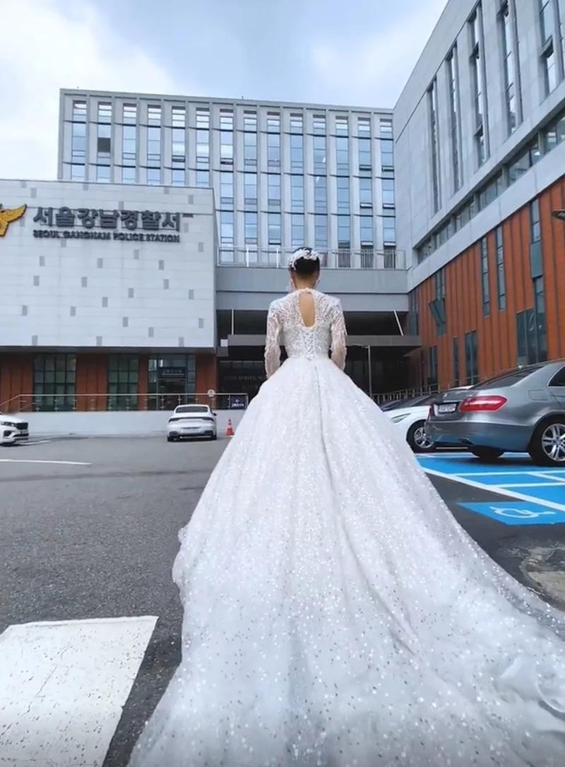 Im Green mặc váy cưới lộng lẫy đến trụ sở cảnh sát theo lệnh triệu tập hồi tháng 8. Ảnh: AllKpop. Im Green mặc váy cưới lộng lẫy đến trụ sở cảnh sát theo lệnh triệu tập hồi tháng 8. Ảnh: AllKpop.