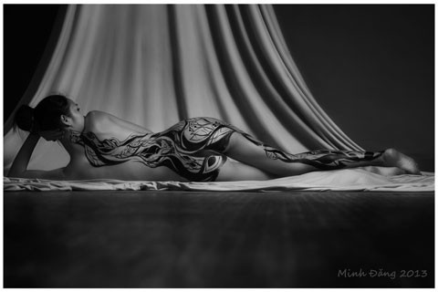 Một tác phẩm của họa sĩ Ngô Lực trên cơ thể Thy Na. Với body paintng, theo Na phải cởi hết thì tác phẩm mới đẹp hoàn hảo