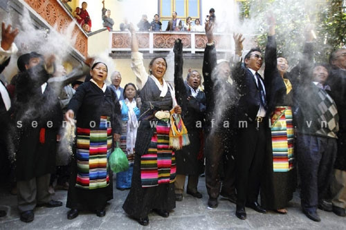 Muôn vẻ những nghi lễ cầu may đầu năm trên thế giới ảnh 6