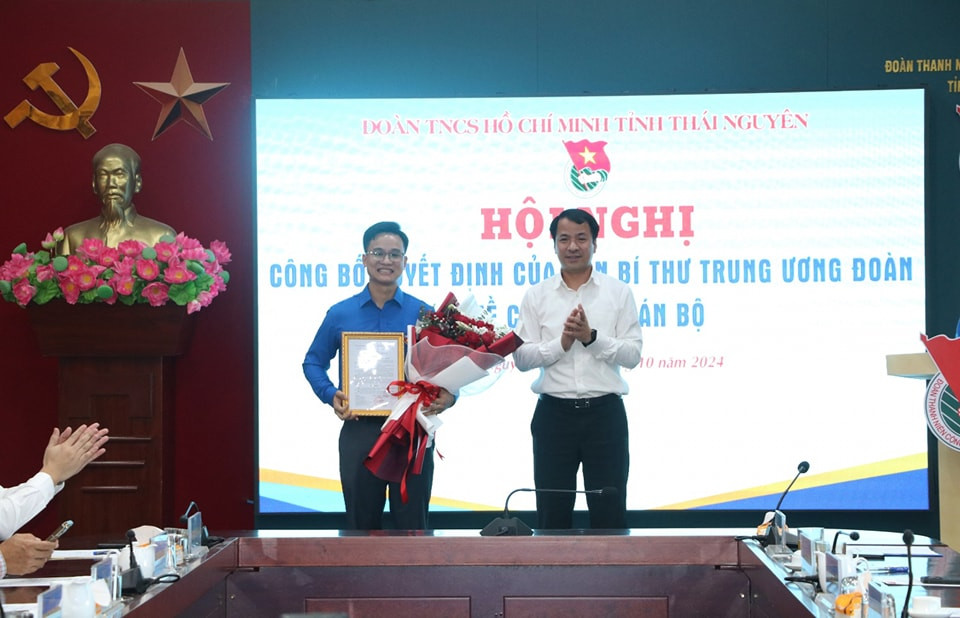 Anh Ngô Văn Cương trao quyết định cho anh Hoàng Anh Đức. Ảnh: TĐTN Anh Ngô Văn Cương trao quyết định cho anh Hoàng Anh Đức. Ảnh: TĐTN