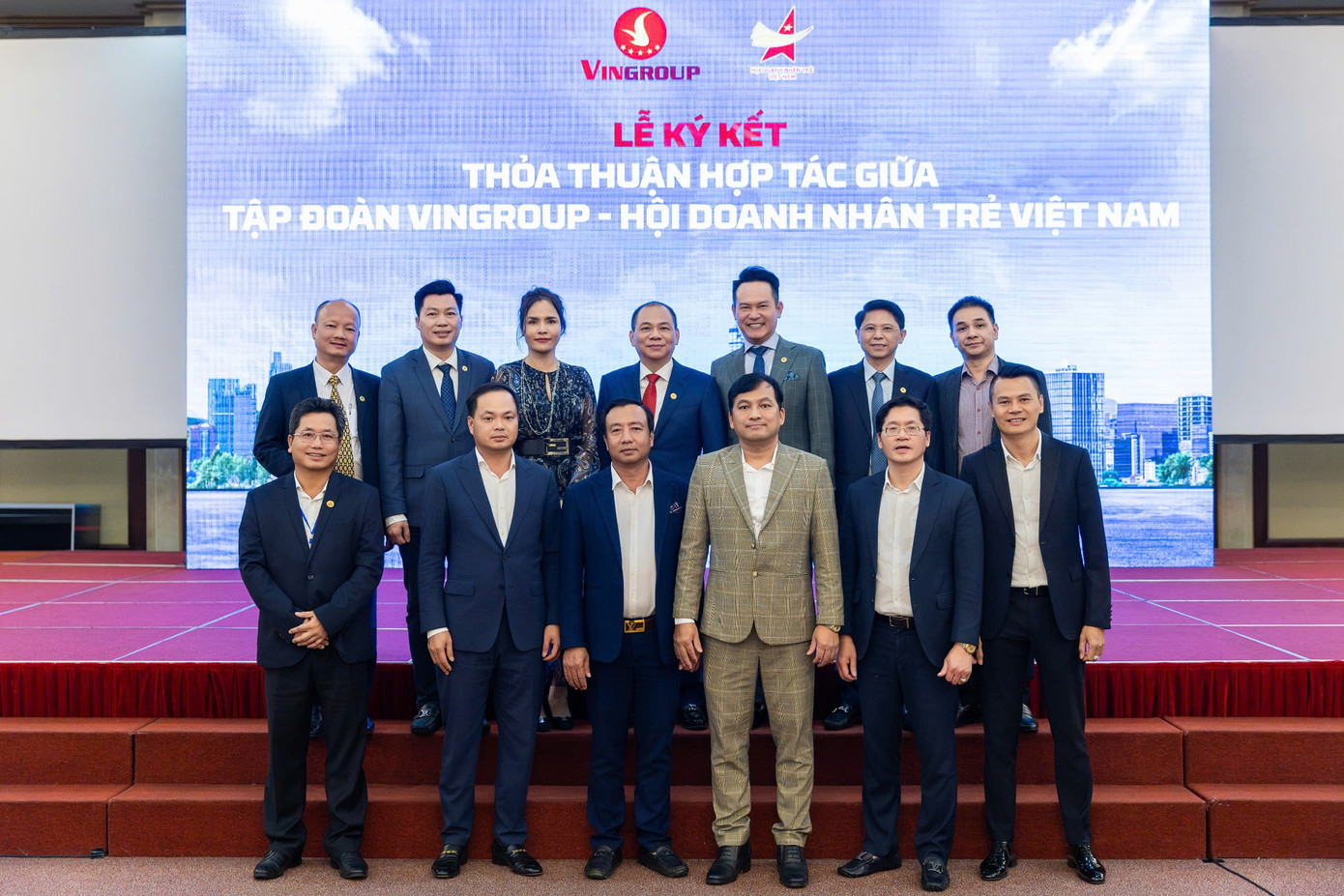 Chủ tịch Tập đoàn Vingroup Phạm Nhật Vượng cùng các doanh nhân trong Hội Doanh nhân trẻ Việt Nam