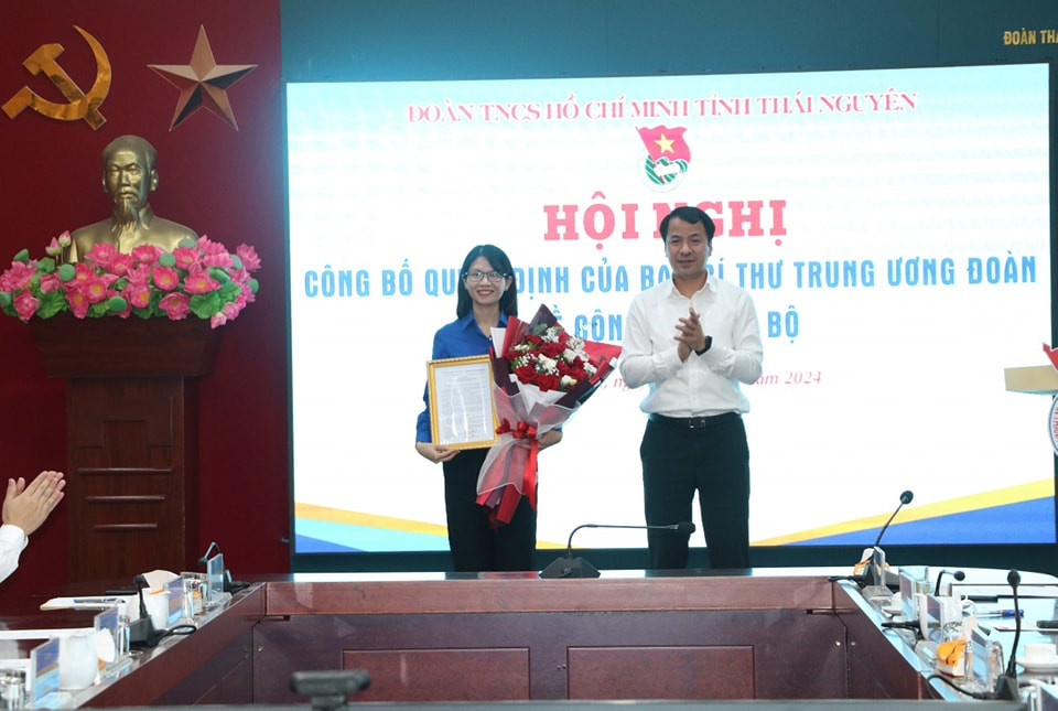 Anh Ngô Văn Cương trao quyết định cho chị Phạm Thị Thu Hiền. Ảnh: TĐTN Anh Ngô Văn Cương trao quyết định cho chị Phạm Thị Thu Hiền. Ảnh: TĐTN