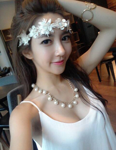 Hyun sủ dụng nhiều phụ kiện trẻ trung để làm cho những bộ trang phục mà cô mặc không bị đơn điệu