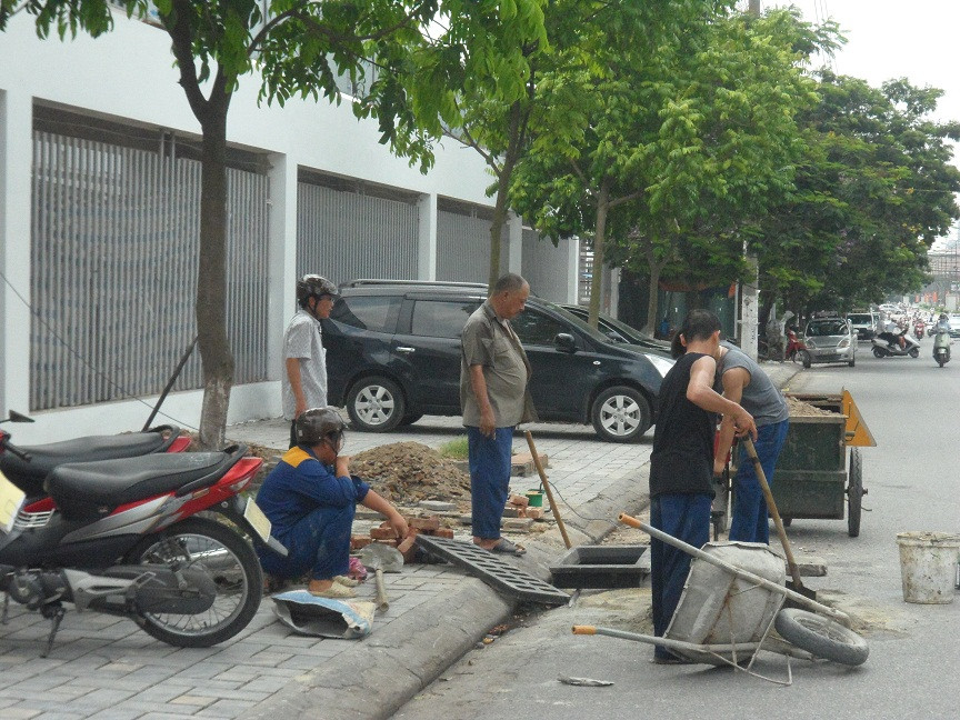 15h đường Nguyễn Khánh Toàn, những công nhân cũng cố gắng hoàn thành công việc dù tiết trời oi bức