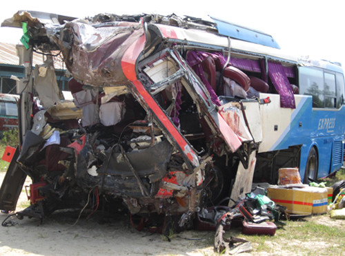 Cú đấu đầu quá mạnh khiến chiếc xe còn lại cũng rách tươm. Ảnh: Hoàng Văn Cú đấu đầu quá mạnh khiến chiếc xe còn lại cũng rách tươm