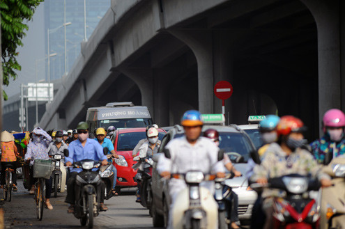 Khu vực này lúc 8h sáng khi chưa thông xe, các phương tiện dầy đặc