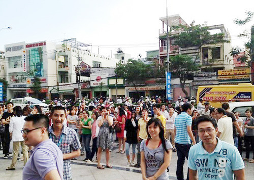 Người dân ở TP.HCM tháo chạy khỏi các tòa nhà cao tầng. Ảnh: Bee.net.vn. Người dân ở TP.HCM tháo chạy khỏi các tòa nhà cao tầng. Ảnh: Bee.net.vn