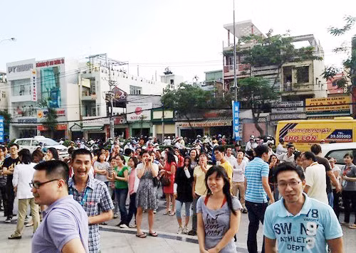 Người dân ở TP.HCM tháo chạy khỏi các tòa nhà cao tầng. Ảnh: Bee.net.vn