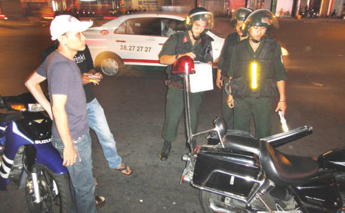 CSCĐ lập biên bản xử phạt giao thông trên đường Phạm Viết Chánh (Q.1)