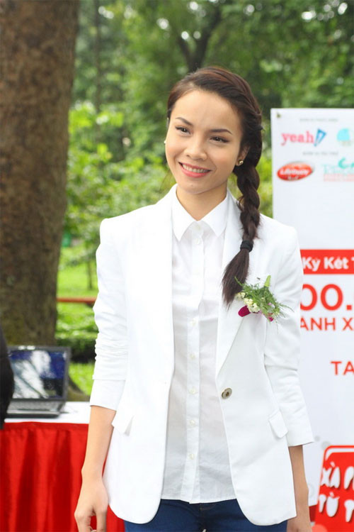 Hiền Thục Hoa hậu Ngọc Hân. "Nữ hoàng nội y" Ngọc Trinh Ca sĩ Phương Linh Hot girl Chi Pu Trúc Diễm Yến Trang Hot girl Kelly "Công chúa bong bóng" Bảo Thy Elly Trần Kim Hiền Trương Ngọc Ánh Hot girl Midu Dương Yến Ngọc Hồ Ngọc Hà Siêu mẫu Trang Trần Hot girl Huyền Lizze Jenifer Phạm "Bà mẹ nhí" Phương Trinh. Bảo Trân