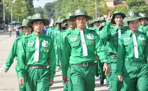 Ngay khi tập trung, các tình nguyện viên xếp hàng tiến vào lễ đài
