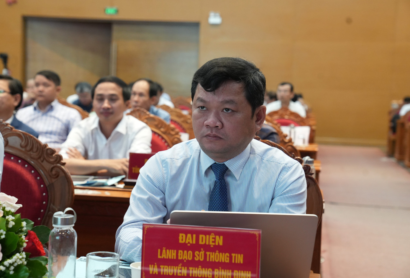 Hội thảo cũng có sự tham dự của đại diện UBND tỉnh, thành phố, đại diện nhiều sở, ngành, cơ quan, đơn vị trên địa bàn 13 tỉnh, thành phố khu vực Nam Trung Bộ, Tây Nguyên và các nhà cung cấp giải pháp chuyển đổi số; hơn 30 hiệp hội, doanh nghiệp, doanh nhân trên cả nước.