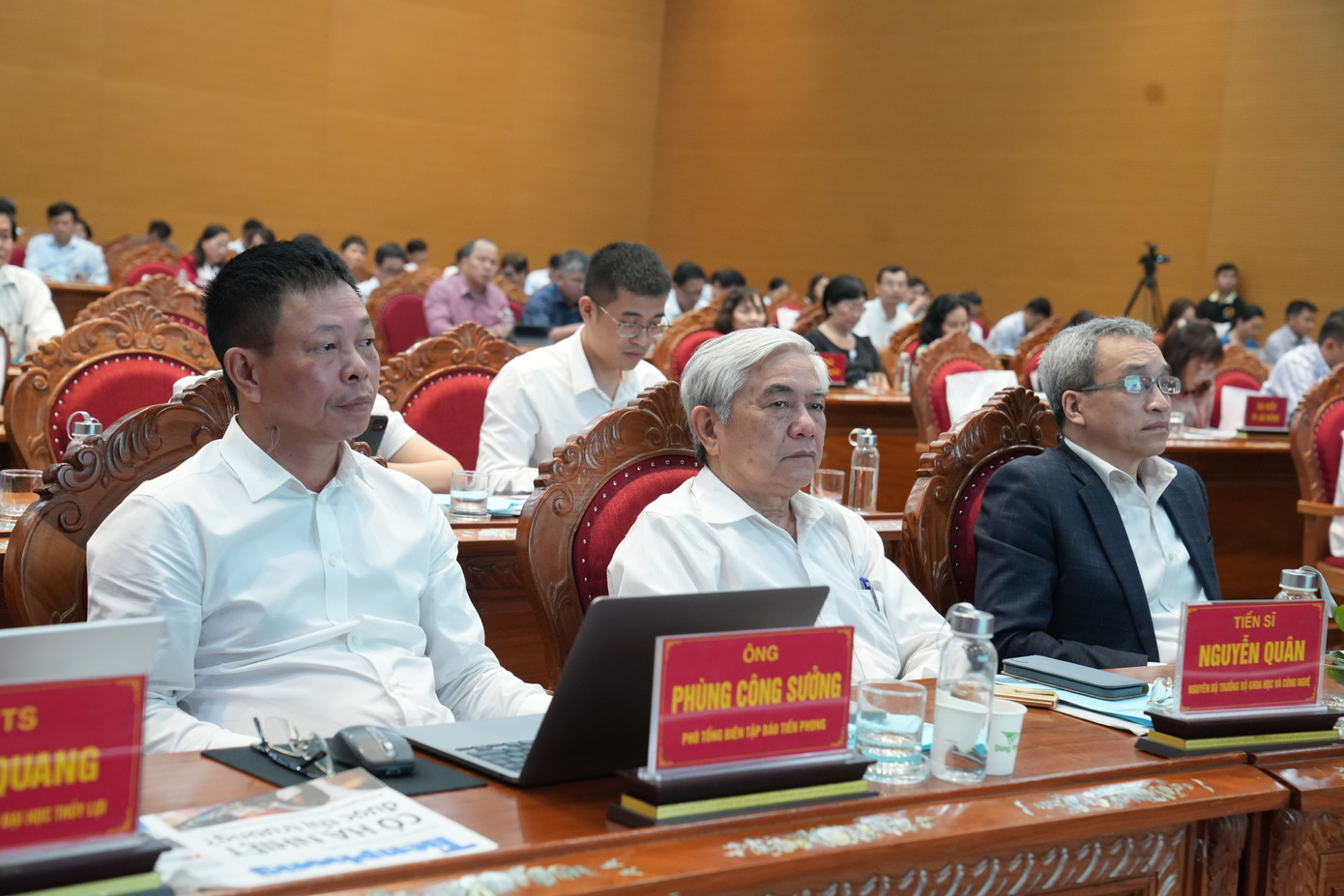 Hội thảo cũng có sự tham dự của đại diện UBND tỉnh, thành phố, đại diện nhiều sở, ngành, cơ quan, đơn vị trên địa bàn 13 tỉnh, thành phố khu vực Nam Trung Bộ, Tây Nguyên và các nhà cung cấp giải pháp chuyển đổi số; hơn 30 hiệp hội, doanh nghiệp, doanh nhân trên cả nước.