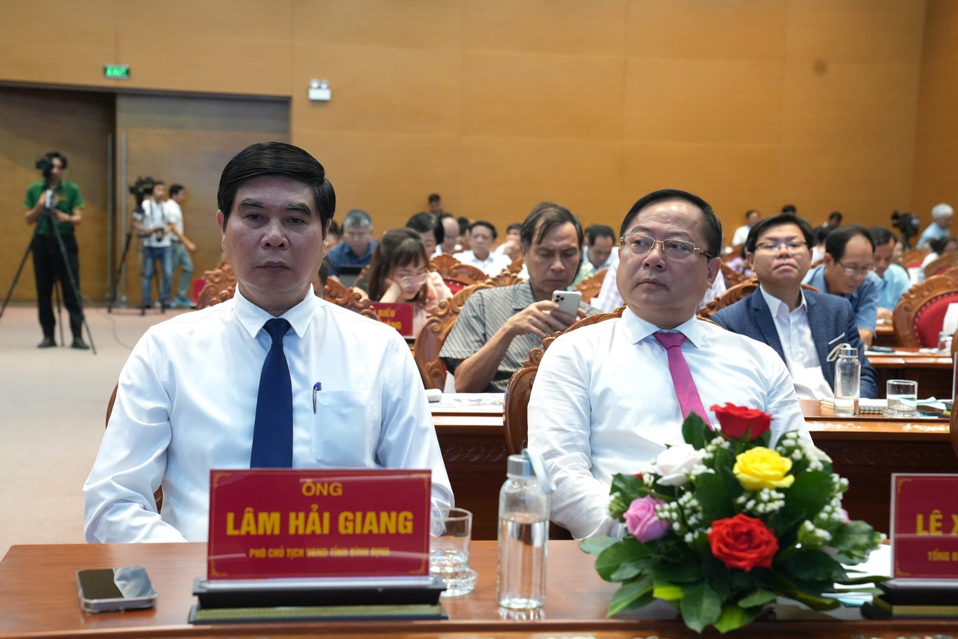 Hội thảo cũng có sự tham dự của đại diện UBND tỉnh, thành phố, đại diện nhiều sở, ngành, cơ quan, đơn vị trên địa bàn 13 tỉnh, thành phố khu vực Nam Trung Bộ, Tây Nguyên và các nhà cung cấp giải pháp chuyển đổi số; hơn 30 hiệp hội, doanh nghiệp, doanh nhân trên cả nước.