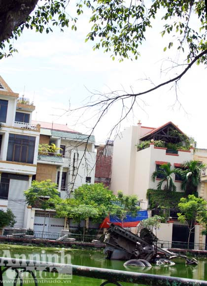 Xác máy bay B52 trên Hồ Hữu Tiệp