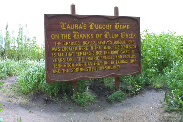 Tấm biển nói về khuôn viên bảo tàng Laura Ingalls