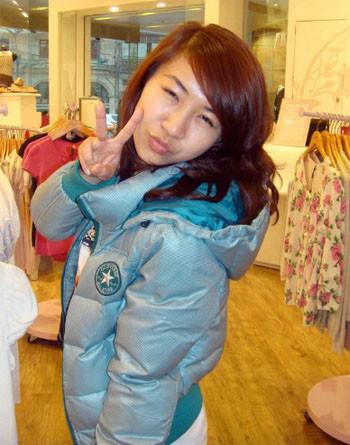 Cô nàng nhí nhảnh khi đi mua sắm cùng bạn bè. Ảnh: Facebook