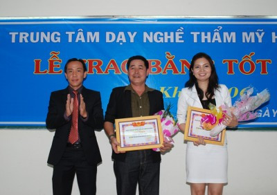 Học viên được cấp chứng chỉ 