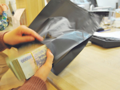  Quanh năm làm lụng, người lao động chỉ trông mong vào thưởng Tết. Ảnh: Hồng Vĩnh